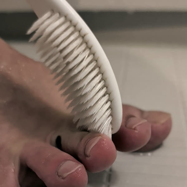 皮膚衛生ブラシで足指の間を洗っている様子